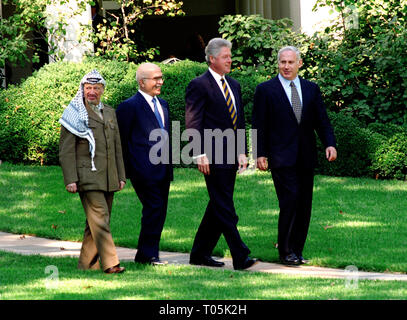 Von links nach rechts: Vorsitzende Yassir Arafat der Palästinensischen Autonomiebehörde, König Hussein des Haschemitischen Königreichs Jordanien, Präsidenten der Vereinigten Staaten Bill Clinton, und Premierminister Benjamin Netanjahu in Israel lassen Sie das Oval Office im Weißen Haus in Washington, DC, nach Ihren Gesprächen am 1. Oktober 1996. Credit: Ron Sachs/CNP/MediaPunch Stockfoto