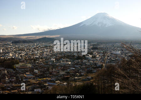 Yamanashi, Japan - 01/05/2019: Ein Blick über Fujiyoshida und Mt. Fuji Stockfoto