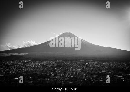 Yamanashi, Japan - 01/05/2019: Ein Blick über Fujiyoshida und Mt. Fuji Stockfoto