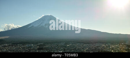 Yamanashi, Japan - 01/05/2019: Ein Blick über Fujiyoshida und Mt. Fuji Stockfoto