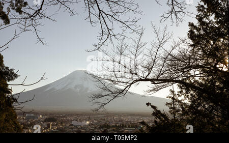 Yamanashi, Japan - 01/05/2019: Ein Blick über Fujiyoshida und Mt. Fuji Stockfoto