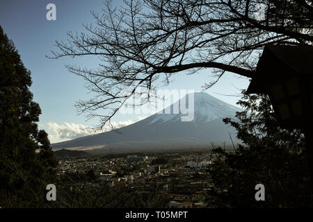 Yamanashi, Japan - 01/05/2019: Ein Blick über Fujiyoshida und Mt. Fuji Stockfoto