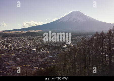 Yamanashi, Japan - 01/05/2019: Ein Blick über Fujiyoshida und Mt. Fuji Stockfoto