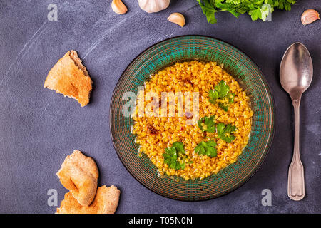 Linsensuppe (masoor Dal Tadka Dal oder Curry), vegetarische, vegane Küche. Stockfoto