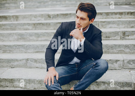 Stattliche businesman in einer Stadt für den Sommer Stockfoto