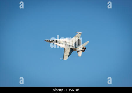 McDonnell Douglas F/A-18 Hornet im Flug mit Kondensstreifen rund um den Rumpf Stockfoto