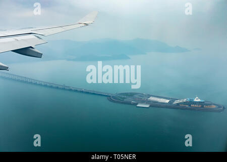 Luftbild vom Flugzeug Fenster von Hong Kong - juhai - Macau Brücke über das Meer Hafen Stockfoto