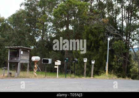 Eine Menge lustiger Mailboxen auf der Straße irgendwo in Australien Stockfoto