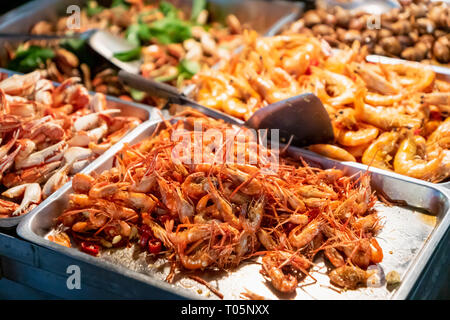 Gebratene Garnelen in Street Food in asiatischen Nacht Marktstand Stockfoto