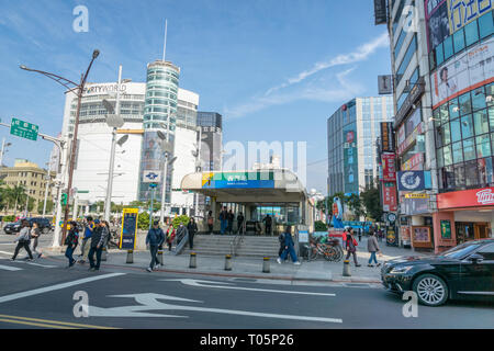 Taipei, Taiwan - März 2019: Taipeh Taipeh Bereich Stadtbild mit Ximen Metro Station. Taipeh ist ein beliebtes Einkaufsviertel in Taipeh. Stockfoto