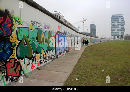 Berliner Mauer Graffiti Kunst an der East Side Gallery auf der Westseite der Mauer Stockfoto