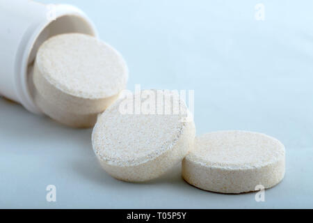 Brausetabletten Pillen auf blauem Hintergrund. Stockfoto