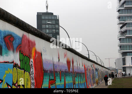 Berliner Mauer Graffiti Kunst an der East Side Gallery auf der Westseite der Mauer Stockfoto