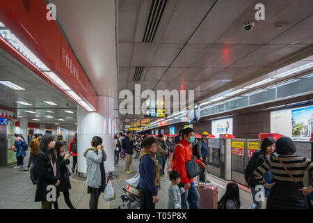 Taipei, Taiwan - Februar 2019: Taipei MRT Taipei Main Station Plattform und Passagiere warten. Der Hauptbahnhof von Taipei ist ein wichtiges Drehkreuz Stockfoto