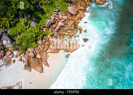 Antenne drone Foto der Seychellen tropischen Strand Anse Marron, La Digue Island Stockfoto