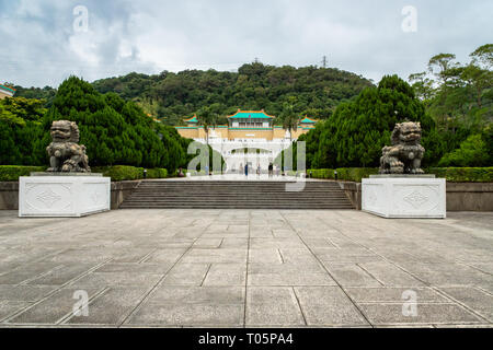 Taipei, Taiwan - März 2019: National Palace Museum Architektur und Besucher um. Das Museum ist eine beliebte Sehenswürdigkeit für Einheimische und Touristen Stockfoto