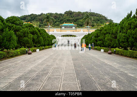 Taipei, Taiwan - März 2019: National Palace Museum Architektur und Besucher um. Das Museum ist eine beliebte Sehenswürdigkeit für Einheimische und Touristen Stockfoto