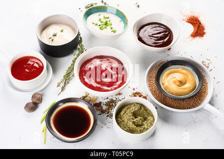 Satz von verschiedenen Saucen, Ketchup, Mayonnaise, Grill, Soja, Senf, Knoblauch, Pesto, Sweet Chili Stockfoto