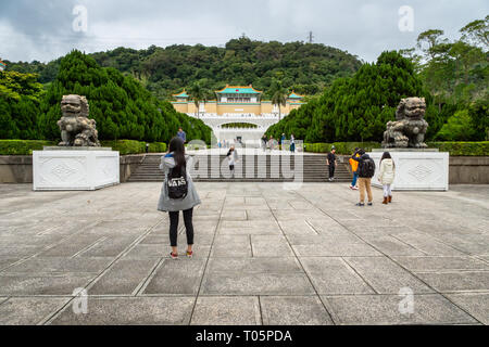 Taipei, Taiwan - März 2019: National Palace Museum Architektur und Besucher um. Das Museum ist eine beliebte Sehenswürdigkeit für Einheimische und Touristen Stockfoto