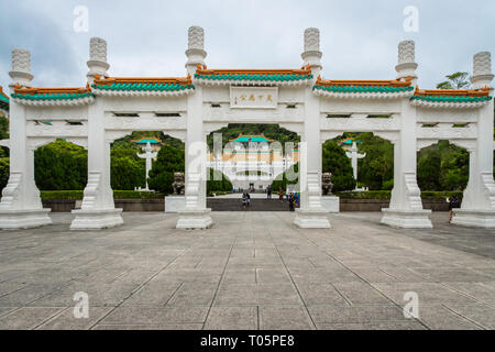 Taipei, Taiwan - März 2019: National Palace Museum Architektur und Besucher um. Das Museum ist eine beliebte Sehenswürdigkeit für Einheimische und Touristen Stockfoto