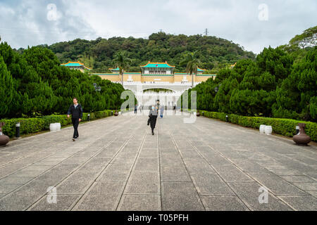 Taipei, Taiwan - März 2019: National Palace Museum Architektur und Besucher um. Das Museum ist eine beliebte Sehenswürdigkeit für Einheimische und Touristen Stockfoto