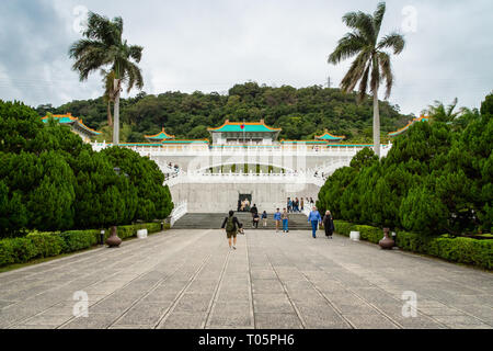 Taipei, Taiwan - März 2019: National Palace Museum Architektur und Besucher um. Das Museum ist eine beliebte Sehenswürdigkeit für Einheimische und Touristen Stockfoto