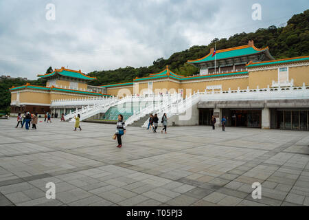 Taipei, Taiwan - März 2019: National Palace Museum Architektur und Besucher um. Das Museum ist eine beliebte Sehenswürdigkeit für Einheimische und Touristen Stockfoto