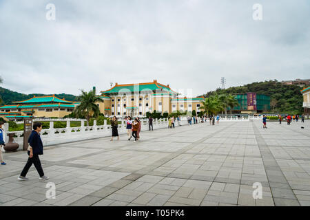 Taipei, Taiwan - März 2019: National Palace Museum Architektur und Besucher um. Das Museum ist eine beliebte Sehenswürdigkeit für Einheimische und Touristen Stockfoto