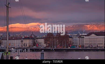 Genf, Schweiz - 12-12-2018: Sonnenaufgang auf dem Jura in Genf, Schweiz Stockfoto