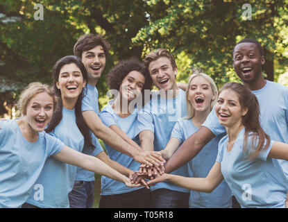 Junge glücklich Freiwillige outdoor Treffen im Park Stockfoto