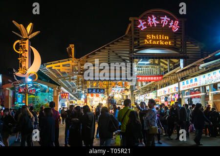 Taipei, Taiwan - März 2019: shilin Night Market und die Menge der Besucher. Shilin Night Market Stockfoto
