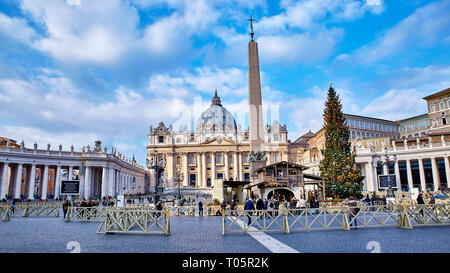 Ägyptischer Obelisk im Zentrum von Saint Peter's Square war in das antike Rom aus Ägypten von Caligula in 37 AD gebracht. Stockfoto