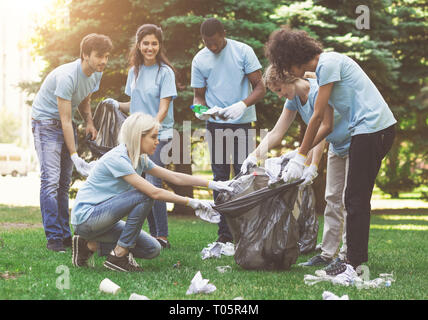 Die jungen Freiwilligen Garbage Collecting in suumer Park Stockfoto