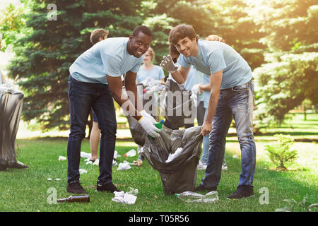 Gruppe von Freiwilligen mit Müllsäcken Reinigung Park Stockfoto