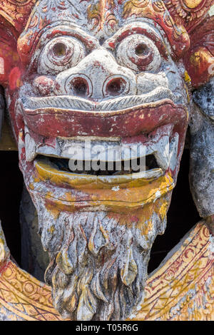 Religiöse Indonesische Skulptur an der Taman Tirta Gangga Wasser Palast auf Bali, Indonesien Stockfoto