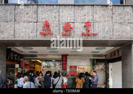 Taipei, Taiwan - März 2019: Die ursprüngliche Din Tai Fung Restaurant und Touristen Queuing in Taipeh, Taiwan. Din Tai Fung ist ein beliebtes Restaurant Stockfoto