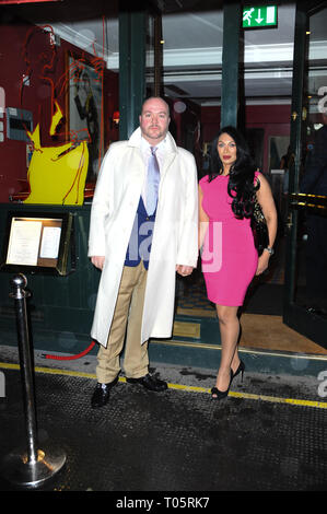 London, Großbritannien. 16 Mär, 2019. Jonathan Sothcott und Janine Nerissa gesehen genießen Sie ein romantisches Abendessen Datum bei Bellamy's, begrüßt vom Besitzer Gavin Rankin. Credit: Terry Scott/SOPA Images/ZUMA Draht/Alamy leben Nachrichten Stockfoto