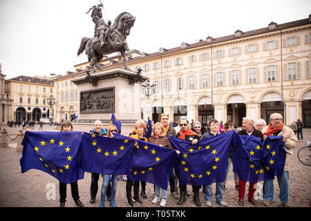 Foto LaPresse/Andrea Alfano 17/03/2019 Turin (Italia) Cronaca Consegna Madamin Bandiere Europee Nella Foto: Le&#x201c;madamine" consegnano bandiere Europee in der Piazza San Carlo. Foto LaPresse/Andrea Alfano März 17, 2019 Turin (Italien) Nachrichten Madamin Europäische Flaggen, die in der Bild: Die &#x201c;madamine&#x201d; Bereitstellung von Eupoean Flaggen in der Piazza San Carlo. Stockfoto