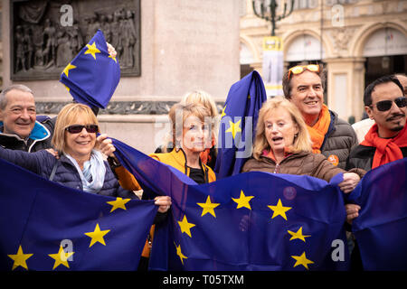 Foto LaPresse/Andrea Alfano 17/03/2019 Turin (Italia) Cronaca Consegna Madamin Bandiere Europee Nella Foto: Le&#x201c;madamine" consegnano bandiere Europee in der Piazza San Carlo. Patrizia Ghiazza. Foto LaPresse/Andrea Alfano März 17, 2019 Turin (Italien) Nachrichten Madamin Europäische Flaggen, die in der Bild: Die &#x201c;madamine&#x201d; Bereitstellung von Eupoean Flaggen in der Piazza San Carlo. Patrizia Ghiazza. Stockfoto