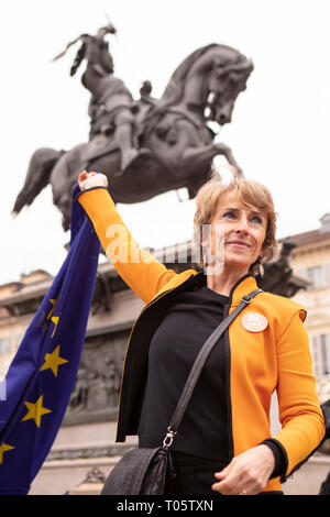 Foto LaPresse/Andrea Alfano 17/03/2019 Turin (Italia) Cronaca Consegna Madamin Bandiere Europee Nella Foto: Le&#x201c;madamine" consegnano bandiere Europee in der Piazza San Carlo. Patrizia Ghiazza. Foto LaPresse/Andrea Alfano März 17, 2019 Turin (Italien) Nachrichten Madamin Europäische Flaggen, die in der Bild: Die &#x201c;madamine&#x201d; Bereitstellung von Eupoean Flaggen in der Piazza San Carlo. Patrizia Ghiazza. Stockfoto