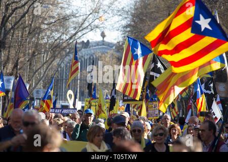 Madrid, Spanien. 16. März 2019. Demonstranten mit katalanischen Flaggen während des Protestes gesehen. Hunderte von Katalanen Protest in Madrid für Unabhängigkeit, Selbstbestimmung und für die Freiheit der politischen Gefangenen. Credit: SOPA Images Limited/Alamy leben Nachrichten Stockfoto