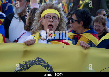 Madrid, Spanien. 16. März 2019. Eine Frau gesehen, schreien während des Protestes. Hunderte von Katalanen Protest in Madrid für Unabhängigkeit, Selbstbestimmung und für die Freiheit der politischen Gefangenen. Credit: SOPA Images Limited/Alamy leben Nachrichten Stockfoto