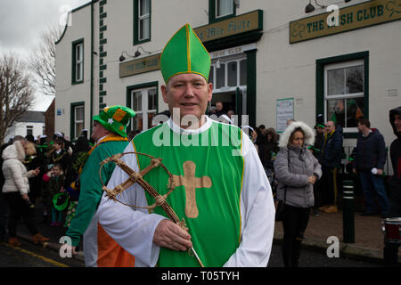 Cheshire, Großbritannien. 17. März 2019. Die jährliche St. Patrick's Day Parade statt, um 10.30 Uhr beginnend am Morgen von der irischen Verein in Orford Lane in "Der Fluss des Lebens" in der Bridge Street im Stadtzentrum, wo sehr kurz gehalten wurde der 25. Jahrestag der Bombardierung Warrington Credit: John Hopkins/Alamy Leben Nachrichten zu erinnern Stockfoto