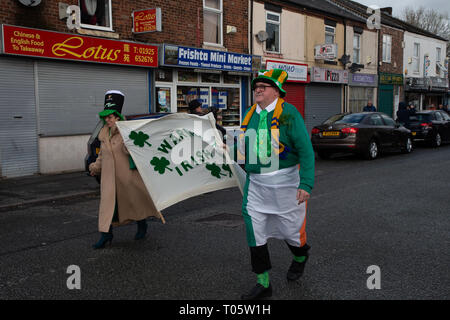 Cheshire, Großbritannien. 17. März 2019. Die jährliche St. Patrick's Day Parade statt, um 10.30 Uhr beginnend am Morgen von der irischen Verein in Orford Lane in "Der Fluss des Lebens" in der Bridge Street im Stadtzentrum, wo sehr kurz gehalten wurde der 25. Jahrestag der Bombardierung Warrington Credit: John Hopkins/Alamy Leben Nachrichten zu erinnern Stockfoto