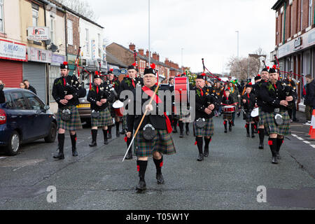 Cheshire, Großbritannien. 17. März 2019. Die jährliche St. Patrick's Day Parade statt, um 10.30 Uhr beginnend am Morgen von der irischen Verein in Orford Lane in "Der Fluss des Lebens" in der Bridge Street im Stadtzentrum, wo sehr kurz gehalten wurde der 25. Jahrestag der Bombardierung Warrington Credit: John Hopkins/Alamy Leben Nachrichten zu erinnern Stockfoto