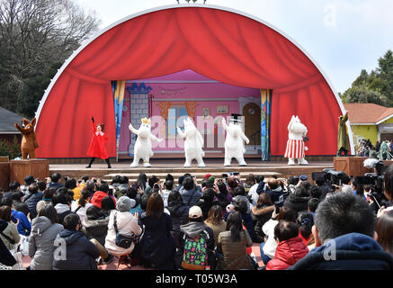 Hanno, Japan. 16 Mär, 2019. Einen neuen Vergnügungspark thematisch auf die Welt der Finlands Moomin Märchen mit einer Nördlichen europäischen Ambiente öffnet seine Türen für die Öffentlichkeit am Samstag, 16. März 2019, in Hanno, westlich von Tokio. Die erste Moomin Theme Park außerhalb Finnlands in der Umgebung des Sees Miyazawa, die erinnert Moomin Fans von Finnland, wo Tove Jansson lebte und erstellt Moomin Zeichen, Funktionen ähnliche Ausstellungen, Geschäfte und Restaurants. Credit: Natsuki Sakai/LBA/Alamy leben Nachrichten Stockfoto