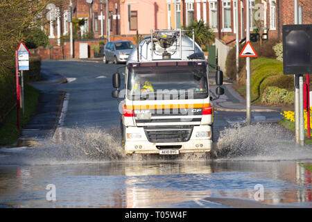 West Yorkshire, UK. 17. März 2019. Gestrandeten Autofahrern in Castleford Überschwemmungen auf Lock Lane, zwischen Allerton Bywater & Castleford. Kredit Yorkshire Pics/Alamy leben Nachrichten Stockfoto