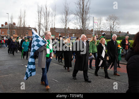 Cheshire, Großbritannien. 17. März 2019. Die jährliche St. Patrick's Day Parade statt, um 10.30 Uhr beginnend am Morgen von der irischen Verein in Orford Lane in "Der Fluss des Lebens" in der Bridge Street im Stadtzentrum, wo sehr kurz gehalten wurde der 25. Jahrestag der Bombardierung Warrington Credit: John Hopkins/Alamy Leben Nachrichten zu erinnern Stockfoto