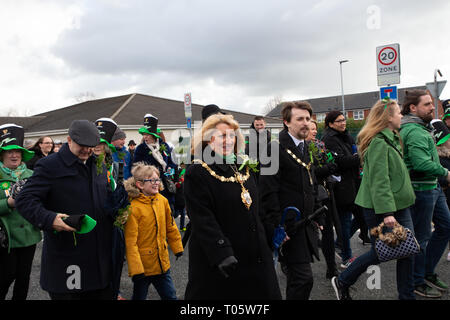 Cheshire, Großbritannien. 17. März 2019. Die jährliche St. Patrick's Day Parade statt, um 10.30 Uhr beginnend am Morgen von der irischen Verein in Orford Lane in "Der Fluss des Lebens" in der Bridge Street im Stadtzentrum, wo sehr kurz gehalten wurde der 25. Jahrestag der Bombardierung Warrington Credit: John Hopkins/Alamy Leben Nachrichten zu erinnern Stockfoto