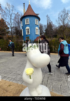 Hanno, Japan. 16 Mär, 2019. Einen neuen Vergnügungspark thematisch auf die Welt der Finlands Moomin Märchen mit einer Nördlichen europäischen Ambiente öffnet seine Türen für die Öffentlichkeit am Samstag, 16. März 2019, in Hanno, westlich von Tokio. Die erste Moomin Theme Park außerhalb Finnlands in der Umgebung des Sees Miyazawa, die erinnert Moomin Fans von Finnland, wo Tove Jansson lebte und erstellt Moomin Zeichen, Funktionen ähnliche Ausstellungen, Geschäfte und Restaurants. Credit: Natsuki Sakai/LBA/Alamy leben Nachrichten Stockfoto